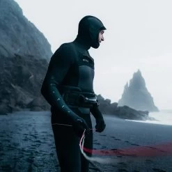 2024 Mystic Hombres Voltt 6/4/3mm Chest Zip Con Capucha Neopreno 35000.220000 - Black -Aqua Sport Tienda 38989 202320Mystic20Mens20Voltt20643mm20Hooded20Chest20Zip20Wetsuit2035000.22000020 20Black20Lifestyle20555.2000x2000