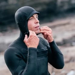 2024 Mystic Hombres Voltt 6/4/3mm Chest Zip Con Capucha Neopreno 35000.220000 - Black -Aqua Sport Tienda 38989 202320Mystic20Mens20Voltt20643mm20Hooded20Chest20Zip20Wetsuit203500022000020 20Black20Lifestyle201.2000x2000