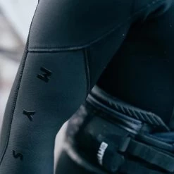 2024 Mystic Hombres Voltt 6/4/3mm Chest Zip Con Capucha Neopreno 35000.220000 - Black -Aqua Sport Tienda 38989 202320Mystic20Mens20Voltt20643mm20Hooded20Chest20Zip20Wetsuit203500022000020 20Black20Lifestyle203.2000x2000