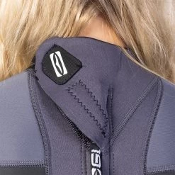 2024 Gul Mujer Response 3/2mm Back Zip Shorty Neopreno RE3318-C1 - Grey / Coral -Aqua Sport Tienda 39971 202320Gul20Womens20Response2032mm20Back20Zip20Shorty20Wetsuit20RE3318 C120 20Grey2020Coral2020Close20Up2022.2000x2000