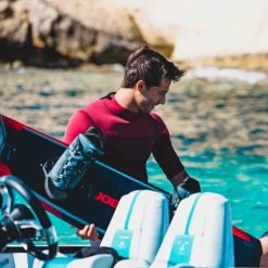 2024 Jobe Hombres Perth 3/2mm Back Zip Shorty Neopreno 30362100 - Red -Aqua Sport Tienda 41286 202320Jobe20Mens20Perth2032mm20Back20Zip20Shorty20Wetsuit2030362100320 20Red20Lifestyle202.2000x2000