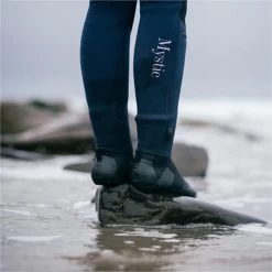 2024 Mystic Mujer Jayde 5/4mm Double Chest Zip Neopreno 35000.230012 - Navy 16 2024 Mystic Mujer Jayde 5/4mm Double Chest Zip Neopreno 35000.230012 - Navy -Aqua Sport Tienda 42043 202220Mystic20Womens20Jayde2054mm20Double20Chest20Zip20Wetsuit2035000.23001220 20Navy20Lifestyle201.2000x2000