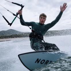 2023 Mystic Hombres The One 5/3mm Zipfree Neopreno 35000.230120 - Dark Olive -Aqua Sport Tienda 42919 202320Mystic20Mens20The20One2053mm20Zipfree20Wetsuit2035000.23012020 20Dark20Olive20Lifestyle202.2000x2000