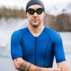 2023 Huub Hombres Commit Long Course Trisuit COMLCSBN - Black / Navy -Aqua Sport Tienda 43396 202320Huub20Mens20Commit20Long20Course20Wetsuit20COMLCSBN20 20Black20Navy20Lifestyle202.2000x2000