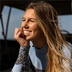 2024 Roxy Mujer Swell Series 2mm Manga Larga Back Zip Shorty Neopreno ERJW403054 - Jet / Boy Blue -Aqua Sport Tienda 43434 202320Roxy20Womens20Swell20Series202mm20Long20Sleeve20Back20Zip20Shorty20Wetsuit20ERJW40305420 20Jet20Boy20Blue20Lifestyle201.2000x2000