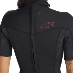 2024 Billabong Mujer Synergy 2/2mm Back Zip Shorty Neopreno ABJW500106 - Wild Black -Aqua Sport Tienda 43498 202320Billabong20Womens20Synergy2022mm20Back20Zip20Shorty20Wetsuit20ABJW50010620Close20Up.2000x2000