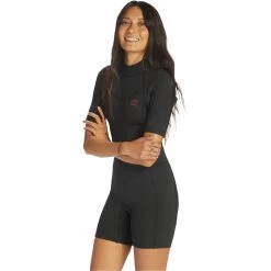 2024 Billabong Mujer Synergy 2/2mm Back Zip Shorty Neopreno ABJW500106 - Wild Black -Aqua Sport Tienda 43498 202320Billabong20Womens20Synergy2022mm20Back20Zip20Shorty20Wetsuit20ABJW50010620front.2000x2000