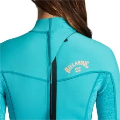 2024 Billabong Mujer Synergy 2/2mm Back Zip Shorty Neopreno ABJW500106 - Turq Nomad -Aqua Sport Tienda 43502 202320Billabong20Womens20Synergy2022mm20Back20Zip20Shorty20Wetsuit20ABJW50010620 20Turq20Nomad20Close20Up202.2000x2000