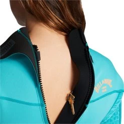 2024 Billabong Mujer Synergy 2/2mm Back Zip Shorty Neopreno ABJW500106 - Turq Nomad -Aqua Sport Tienda 43502 202320Billabong20Womens20Synergy2022mm20Back20Zip20Shorty20Wetsuit20ABJW50010620 20Turq20Nomad20Close20Up203.2000x2000