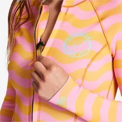 2024 Billabong Mujer Salty Dayz Light 1mm Manga Larga Neopreno De Primavera ABJW400106 - Waves All Day 9 2024 Billabong Mujer Salty Dayz Light 1mm Manga Larga Neopreno De Primavera ABJW400106 - Waves All Day -Aqua Sport Tienda 43575 202320Billabong20Womens20Salty20Dayz20Light201mm20Long20Sleeve20Shorty20Wetsuit20ABJW40010620 20Waves20All20Day20Close20Up.2000x2000