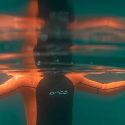 2024 Orca Hombres Vitalis Hi-Vis Back Zip Open Water Swim Neopreno NN27 - Black 17 2024 Orca Hombres Vitalis Hi-Vis Back Zip Open Water Swim Neopreno NN27 - Black -Aqua Sport Tienda 44026 202320Orca20Mens20Vitalis20Hi Vis20Open20Water20Wetsuit20NN2720 20Black20Lifestyle201.2000x2000