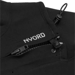 2024 Nyord Hombres Tempus 2/2mm Manga Corta Chest Zip Neopreno & Northcore Changing Robe & 20L Dry Bag Bundle MT1 Black / Grey 16 2024 Nyord Hombres Tempus 2/2mm Manga Corta Chest Zip Neopreno & Northcore Changing Robe & 20L Dry Bag Bundle MT1 Black / Grey -Aqua Sport Tienda 45077 44872 202320Nyord20Mens20Tempus2022mm20Short20Sleeve20Chest20Zip20Wetsuit20N04BA0001020 20Black20Close20Up202.2000x2000.2000x2000