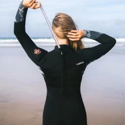 2024 C-Skins Mujer Solace 5/4/3mm Gbs Back Zip Neopreno C-SO54WBZ - Black / Tropical Black / Rose 17 2024 C-Skins Mujer Solace 5/4/3mm Gbs Back Zip Neopreno C-SO54WBZ - Black / Tropical Black / Rose -Aqua Sport Tienda 45737 202320C Skins20Womens20Solace20543mm20GBS20Back20Zip20Wetsuit20C SO54WBZ20 20Black2020Tropical20Black2020Rose20Lifestyle.2000x2000