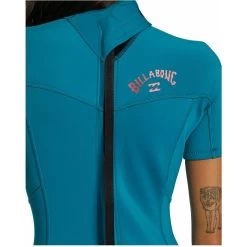 2024 Billabong Mujer Foil 2mm Back Zip Shorty Neopreno ABJW500112 - Marine -Aqua Sport Tienda 48211 202420Billabong20Womens20Foil202mm20Back20Zip20Shorty20Wetsuit20ABJW50011220 20Marine20422.2000x2000