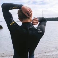 2024 C-Skins Hombres NuWave Legend 4/3mm Back Zip Neopreno C-NLE43MBZ - Bluestone / Black / Saffron -Aqua Sport Tienda 48823 202420C Skins20Mens20NuWave20Legend2043mm20GBS20Back20Zip20Wetsuit20C NLE43MBZ20 20Bluestone2020Black2020Saffron20205.2000x2000