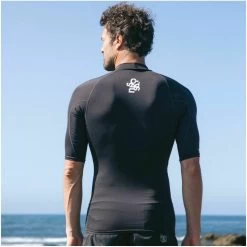 2024 C- Skins Hombres UV Skins Basics Chaleco De Lycra De Manga Corta C-LYSSMC - Black 18 2024 C- Skins Hombres UV Skins Basics Chaleco De Lycra De Manga Corta C-LYSSMC - Black -Aqua Sport Tienda 48880 202420C Skins20Mens20UV20Skins20Basics20Short20Sleeve20Rash20Vest20C LYSSMC20 20Black207.2000x2000