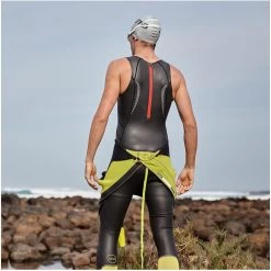 2024 Zone3 Hombres 1.5mm Neoprene Kneeskin Sin Mangas Shorty Neopreno NA18MKNE101 - Black / Red -Aqua Sport Tienda Zone3 Mens 1.5mm Neoprene Knewwskin Wetsuit NA18MKNE101 Black Red 7.2000x2000